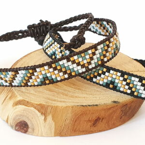 Pulsera unisex de cinco filas mallard/oro mate con diseño de triángulos enmarcada en cuero marrón