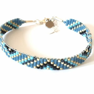 Pulsera de tres filas azul buyberry/grafito/plata diseño de triángulos