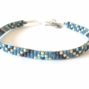 Pulsera de tres filas azul buyberry/grafito/plata con diseño triangular