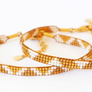 Pulsera de tres filas dorado/dorado mate/blanco con diseño de triángulos
