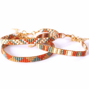 Pulsera de tres filas terracota/verde/oro con diseño de triángulos