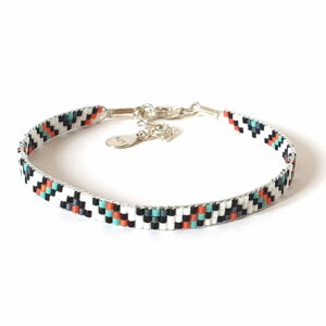 Pulsera de tres filas turquesa/rojo anaranjado/blanco con diseño de triángulos