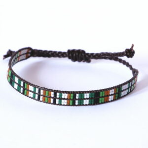 Pulsera unisex de cuatro filas verdes/ámbar con diseño de franjas enmarcada en cuero marrón