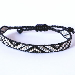 Pulsera de cinco filas negro/plata con diseño de triángulos enmarcada en cuero negro
