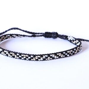 Pulsera de tres filas negro/plata con diseño diagonal enmarcada en nylon negro