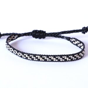 Pulsera de tres filas negro/plata con diseño diagonal enmarcada en cuero negro