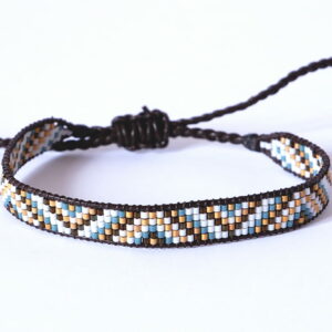 Pulsera unisex de cinco filas mallard/oro mate con diseño de triángulos enmarcada en cuero marrón