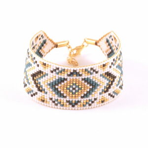 Pulsera de diecinueve filas mallard/oro con diseños geométricos enmarcada en blanco