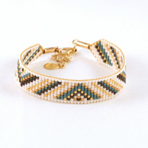 Pulsera de nueve filas mallard/oro con diseño de triángulos enmarcada en blanco