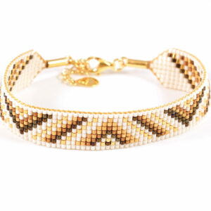 Pulsera de nueve filas bronce/oro con diseño de triángulos enmarcada en blanco