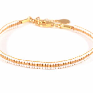 Pulsera de tres filas blanco perlado/oro con diseño de líneas lingitudinales