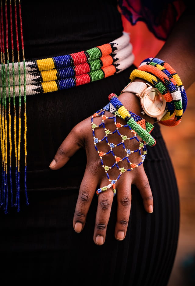 Mujer masai ataviada con sus ornamentos tradicionales